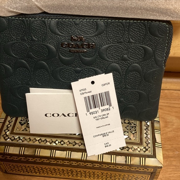Coach Q/B Forest leather wristlet. NWT - Picture 4 of 6